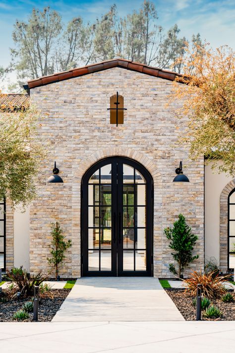 Limestone Entryway Exterior, Modern Mediterranean Kitchen Cabinets, Medditeranean Style Home Exterior, Spanish Revival Home Exterior, Front Gates Entrance, Spanish Mediterranean Homes Exterior, Homes With Courtyards, Modern Mediterranean Homes Exterior, Spanish Ranch Style Homes