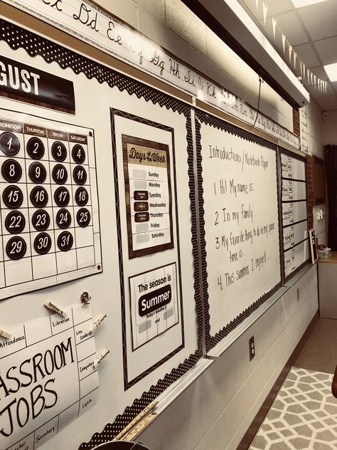 Calendar On White Board Classroom, White Board Organization Classroom, Whiteboard Decoration Ideas Classroom, Classroom Whiteboard Organization, Anchor Chart Display, Classic Classroom, Organize Classroom, Whiteboard Organization, 2023 Classroom