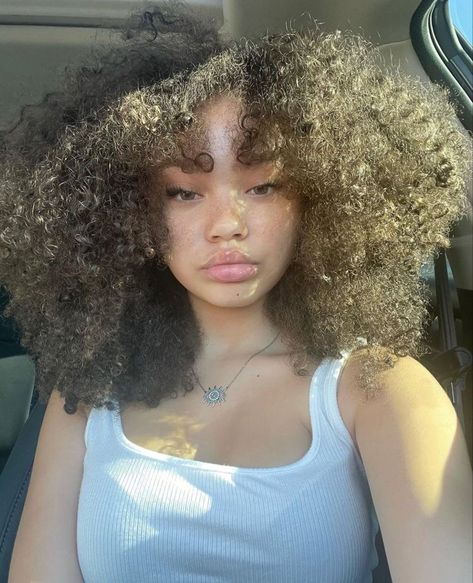 Beautiful Black Women With Curly Hair, Long Curly Hair Black Women, How To Stretch Natural Hair, Pretty People Naturally, Curly Heads, Curly Head, Cabello Afro Natural, Beautiful Curly Hair, Hairdos For Curly Hair