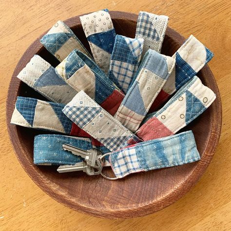 Tami Gray Voth’s Instagram photo: “I used the scraps from the quilt I’ve been working on to make more keychains after Alyssa sent me a picture of a different style (thank…” Wool Scraps Projects Ideas, Easy Sewn Christmas Gifts, Sewing Gift For Men, Handmade Gifts Sewing, Repurpose Quilts Ideas, Small Quilting Projects Gift Ideas, Fabric Gifts For Men, Flannel Fabric Projects, Sewing Machine Projects