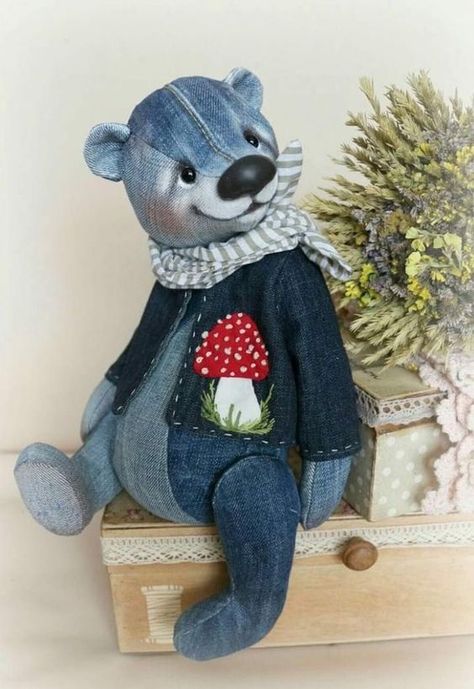 Free Patterns of QUILTING | Guys, I decided to share it with you, look what a beautiful teddy bear, I want to do a little job like this, I love things made with used jeans, and t... Memory Bears Pattern, Bear Patterns Free, Teddy Bear Sewing Pattern, Denim Crafts Diy, Blue Jeans Crafts, Memory Crafts, Teddy Toys, Fabric Toys, Teddy Bear Pattern