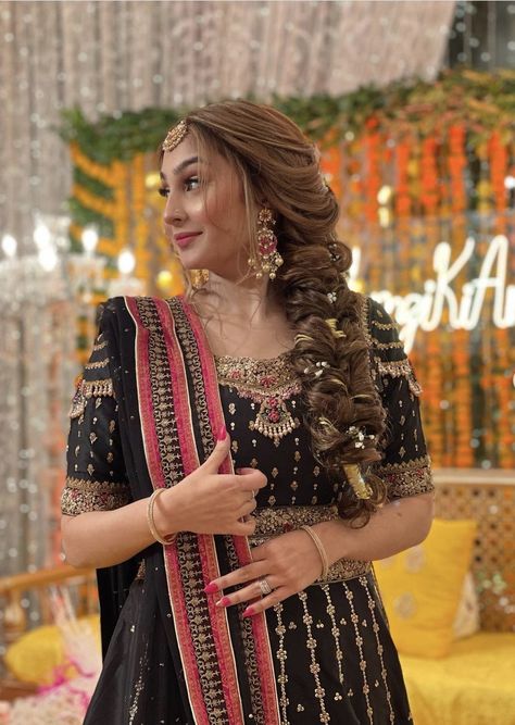 Hairstyles On Mehndi Function, Hairstyles Pakistani Wedding Party, Hairstyles For Mehndi Bride, Hair Styles On Gharara, Hairstyle For Mehndi Bride, Braid Hairstyles For Mehndi, Mehndi Hair Styles Pakistani, Mehendi Braid Hairstyles, Pakistani Dress Hairstyle