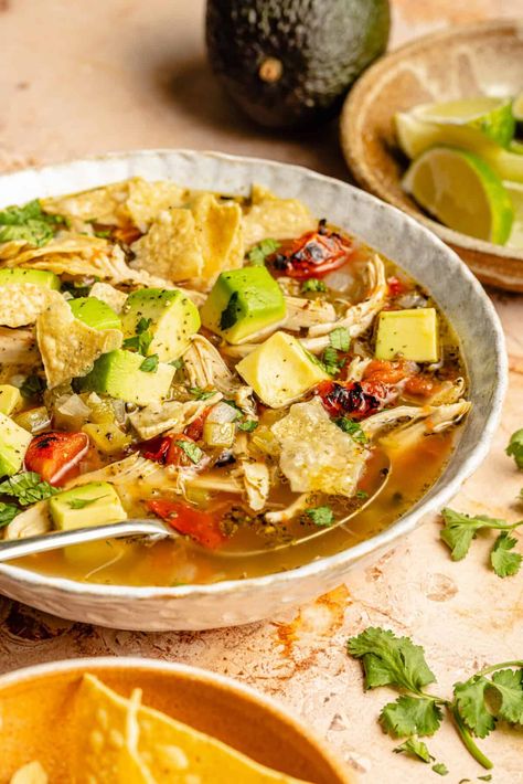 Sopa de Lima Tortilla Soup Chicken, Roasted Tomato Chicken, Soup Spicy, Soup Dishes, Healthy Chicken Soup, Slow Cooker Chicken Tortilla Soup, Defined Dish, Slow Cooker Dinner Recipes, Chicken Receipes