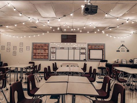 7th Grade English Classroom Decorations, High School Teacher Room, Highschool Teacher Classroom, Teacher Classroom Ideas High School, Highschool Class Decor, Highschool Aesthetic Classroom, Classroom Lights, Homey Classroom, Classroom Decor Middle School