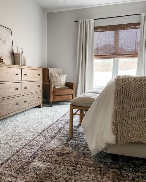 https://www.instagram.com/smc.living/p/CX1IimHLvnW/?utm_medium=share_sheet Rug Next To Bed Jute, Jute Rug Under King Bed, Brown Farmhouse Rug, Fsrmhouse Rug, Earth Tones Bedroom Decor, Earth Tone Bedroom, Brown Farm House Rug, Pretty Bedroom, Comfortable Bedroom