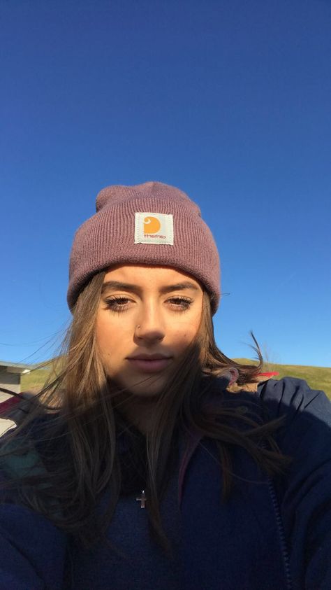 Beanie selfie Carhartt Beanie Outfit Aesthetic, Carhartt Beanie Aesthetic, Pink Carhartt Beanie Outfit, Carhartt Beanie Outfit Women, Beanie Outfit Baddie, Carhartt Hat Outfit, Women Beanie Outfit, Cowgirl Selfie, White Beanie Outfit