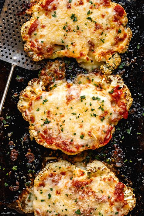 Roasted cauliflower parmesan - #cauliflower #parmesan #recipe #eatwell101 -  A low carb, vegetarian dish with marinara sauce, mozzarella, and parmesan cheese to add a tasty vegetable to your dinner table. - #recipe by #eatwell101® Low Carb Califlower Recipes Keto, Healthy Low Carb And Calorie Meals, Los Carb Meals, No Crabs Diet Plan Meals, Best Vegetarian Recipes Dinners, Cauliflower Stakes, Low Carb Pregnancy Diet, Califlower Recipes Dinner, Keto Vegetable Recipes