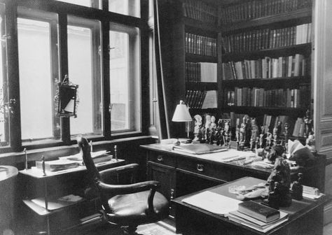 Sigmund Freud's writing desk in his office in Vienna as it looked in 1938 before his emigration to England when Germany annexed Austria. Description from fineartamerica.com. I searched for this on bing.com/images Freud Museum London, Ideas For Study, Set Theatre, Vienna Style, Consulting Room, Vienna Apartment, Bad Manners, Victorian House Interiors, Live Work Space