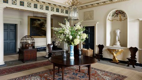 The grand entrance hall Manor House Interior, Dumfries House, Pink Dining Rooms, Historical Interior, Wearing A Crown, English Manor Houses, English Furniture, Classic Interior Design, English Country House