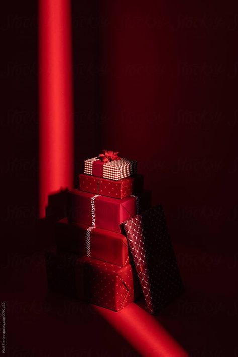 Christmas Presents Photography, Christmas Presents Background, Christmas Photography Aesthetic, Christmas Present Photoshoot, Christmas Aesthetic Photography, Red Christmas Photoshoot, Red Xmas Aesthetic, Christmas Red Aesthetic, Christmas Product Photoshoot