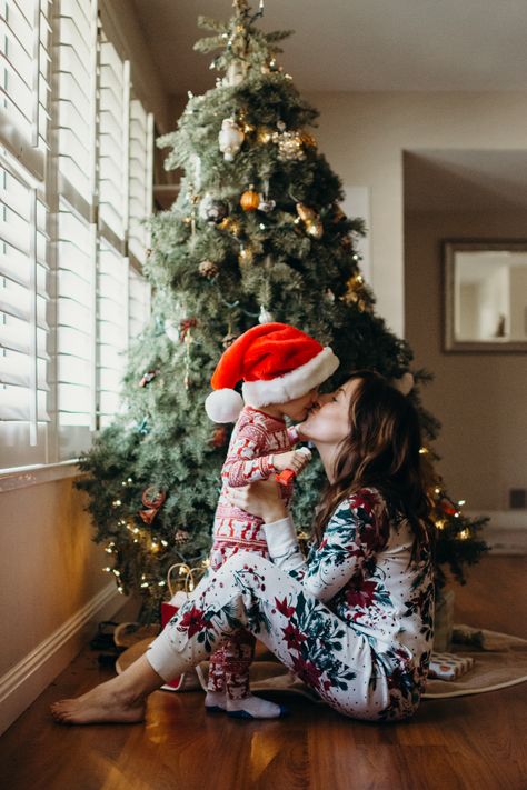 Toddler Christmas Pictures, Toddler Christmas Photos, Diy Christmas Photoshoot, Baby Christmas Photography, Dog Christmas Pictures, Christmas Pictures Outfits, Christmas Baby Pictures, Christmas Family Photoshoot, Pictures Outfits