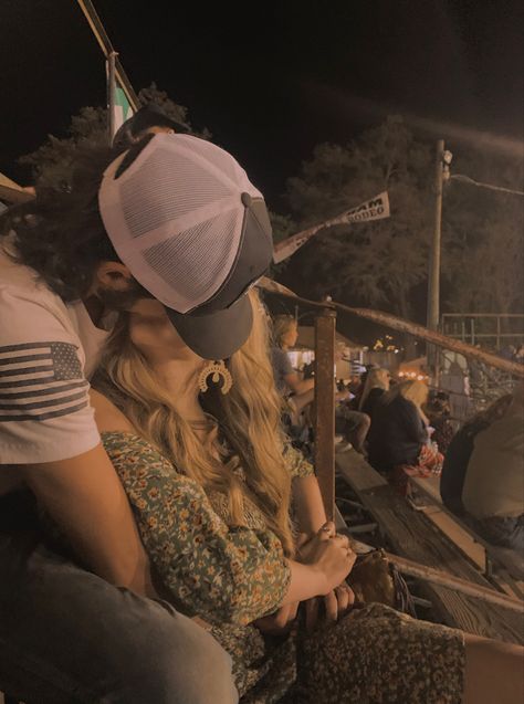 Country Couples Kissing, Rodeo Couple Pictures, Cute Couple Pics Country, Rodeo Boyfriend, Rodeo Couples Goals, Country Couple Goals, Rodeo Date, Rodeo Couples, Western Family Photos