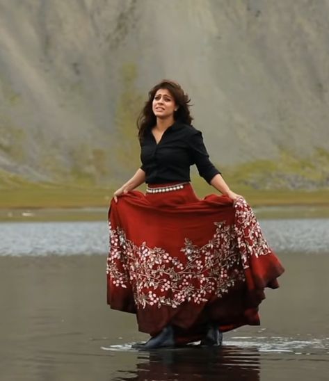 Gerua Song Kajol Dress, Kajol Bollywood Movie Outfits, Bollywood Movie Costumes, Kajol Dilwale Outfits, Bollywood Fashion Theme, Ddlj Kajol Outfits, Kajol Dresses, Bollywood Theme Party Outfit Ideas, Retro Bollywood Theme Party Outfit