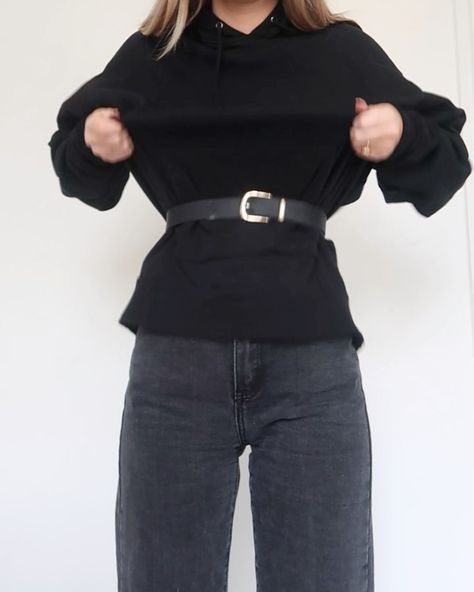 Lydia Rose on Instagram: “BAGGY TO CROP HACK 🖤 switching from the bra tuck to the belt tuck 🙊 tag someone who’d try this! • #lifehack #fashionhack #outfitinspiration” Belt Tuck, Lydia Rose, Big Hats, T Shirt Hacks, Shirt Hacks, Diy Scarf, Big Shirt, Big Hat, Scarf Top