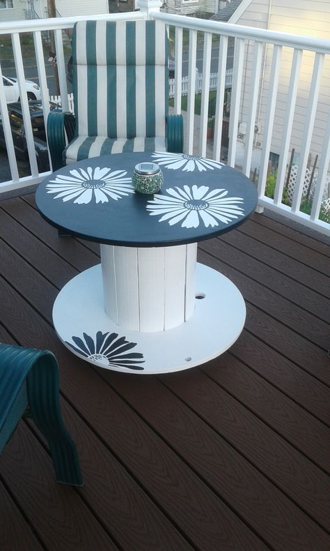 Exterior black and white paint turned this plain spool into a beautiful outdoor table. Wooden Spool Tables, Cable Spool Tables, Wooden Spool Projects, Spool Furniture, Halloween Patio, Spool Tables, Wood Spool, Apartment Patio, Wooden Spools