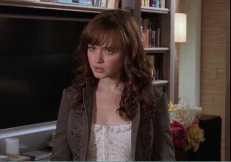 Rory Season 6. The hair, the clothes....all very me in season 6. Rory Season 5 Hair, Rory Season 6 Hair, Rory Gilmore Season 6 Hair, Rory Gilmore Shoulder Length Hair, Rory Gilmore Season 6 Style, Rory Gilmore Season 6, Rory Gilmore Hair, Rory Gilmore Style, Gilmore Girls Characters