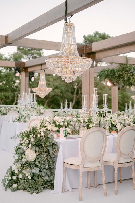 Wedding Decor Outside Receptions, Green And White Wedding Ceremony, Wedding Ideas Green And White, Green And White Reception Decor, Italian Courtyard Wedding, White And Green Italian Wedding, Green And White Wedding Decor Indoor, All White Wedding Reception Romantic, Gold And Green Wedding Theme