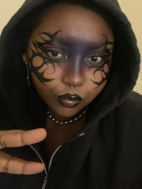 Gargoyle Makeup, Cybersigilism Makeup, Goth Eyeliner Looks, Black Alternative Makeup, Afro Goth Makeup, Goth Eyeliner, Cybergoth Makeup, Goth Makeup On Black Women, Metal Makeup