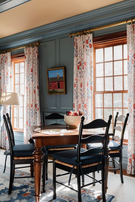 New England Cape Interior, Colonial Home Interior Trim, 18th Century New England House Interior, Boston Home Interior, New England Style Decor, Updated Colonial Home Interior Design, New England Interior Design Style, Dutch Colonial Interior Design, New Colonial Interior Design