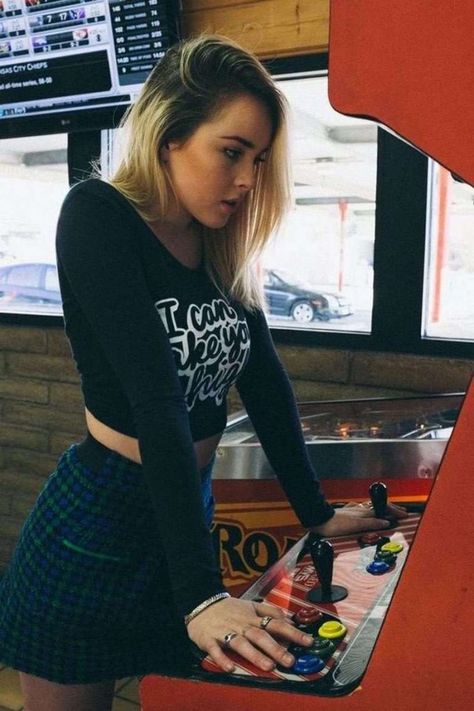 Arcade Fashion, Arcade Photoshoot, Shock Mansion, Headshot Inspiration, Tumblr Hair, Dark Paradise, Retro Arcade, Photoshoot Concept, Geek Girls