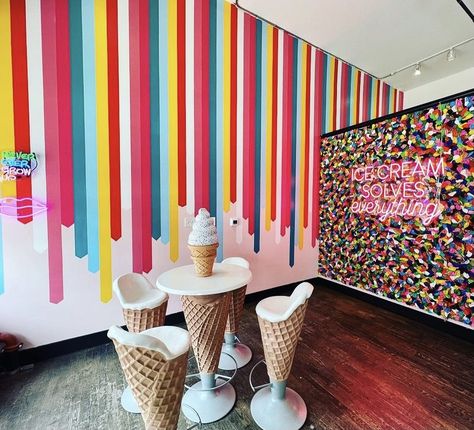 Ice Cream Photo Booth, Ice Cream Shop Interior Design Ideas, Ice Cream Counter, Colorful Ice Cream Shop, Ice Cream Store Design, Aesthetic Ice Cream Shop Interior, Ice Cream Store Aesthetic, Ice Cream Parlour Interior, Heladerias Ideas Decoracion