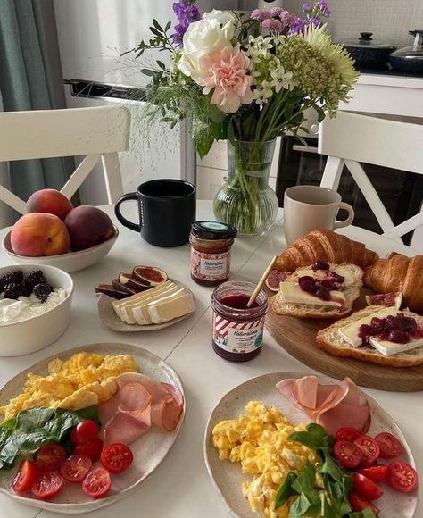 Breakfast Presentation, Fancy Breakfast, Breakfast And Brunch, Food Aesthetics, Makanan Diet, Healthy Food Motivation, Healthy Lifestyle Food, Food Is Fuel, Breakfast Foods