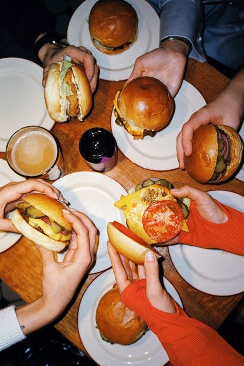 Dinner Aesthetic Family, Table Food Photography, Eating Reference, Aesthetic Burger, Food Photo Ideas, Burger Aesthetic, Photo Ideas Creative, Creative Burger, Aesthetic Family