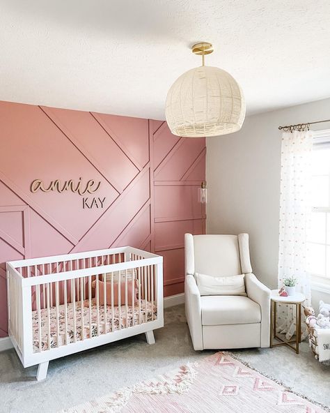 Nursery Accent Wall, Kindergarten Wallpaper, Baby Room Themes, Girl Nursery Room, Nursery Room Design, Baby Room Inspiration, Nursery Room Inspiration, Nursery Inspo, Nursery Baby Room