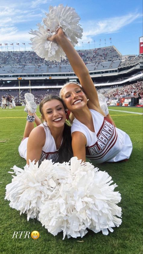 Fall Cheer Aesthetic, College Cheer Pictures, Game Day Poses Cheer, Cute Cheer Pictures With Friends, Cheer Action Shots Photography, College Cheer Poses, Cheer Team Photos Group Pictures, Cheer Duo Pictures, Cute Cheer Poses Best Friends