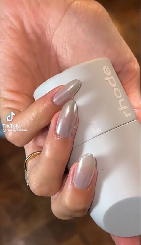 Hailey Bieber Grey Chrome Nails, Rhode Grey Chrome Nails, Grey Hailey Bieber Nails, Hailey Bieber Nails 2022 Fall, Hailey Bieber Nails Silver, Black Hailey Bieber Nails, Rhode Gray Chrome Nails, Nails Bday Ideas, Grey With Chrome Nails