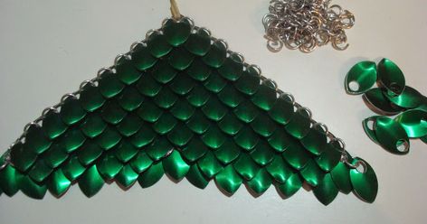 How To Make Dragon Scales, Dragon Scales Diy, Diy Dragon Scales, Scale Tutorial, Mail Craft, Scale Maille, Chainmaille Tutorial, Geeky Craft, Scale Mail