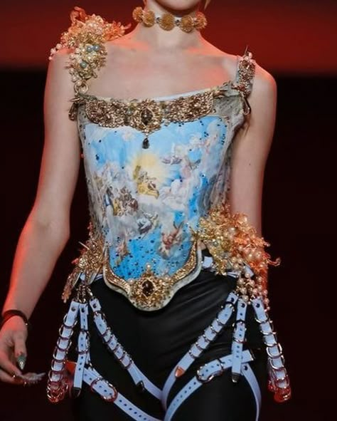 Corset Ideas, The Blonds, Estilo Madison Beer, Resin Top, Corset Fashion, Fantasias Halloween, Corsets And Bustiers, Fashion Show Images, Live Fashion