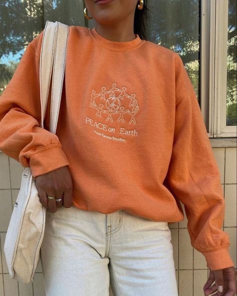 cd0dce8fca267bf1fb86cf43e18d5598 Orange Crewneck, Pinterest Trends, Sweatshirt Outfit, Mode Inspo, Mode Vintage, Looks Style, Mode Inspiration, Looks Vintage, Fall Winter Outfits