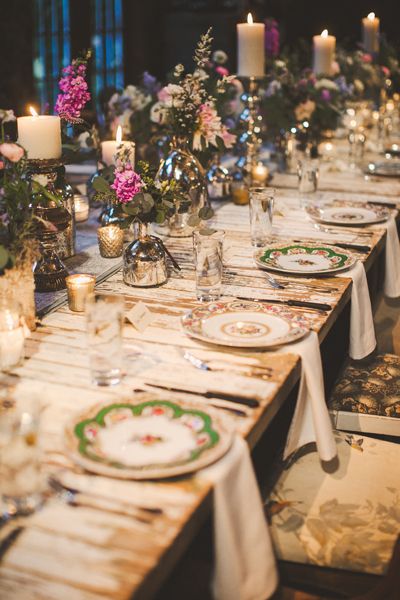 Wedding Table decor with vintage plates Kelsey Rose, Wedding Table Designs, Wedding Reception Design, Tafel Decor, Heirloom Wedding, Hippie Wedding, Wedding Table Flowers, Reception Design, Antique Wedding