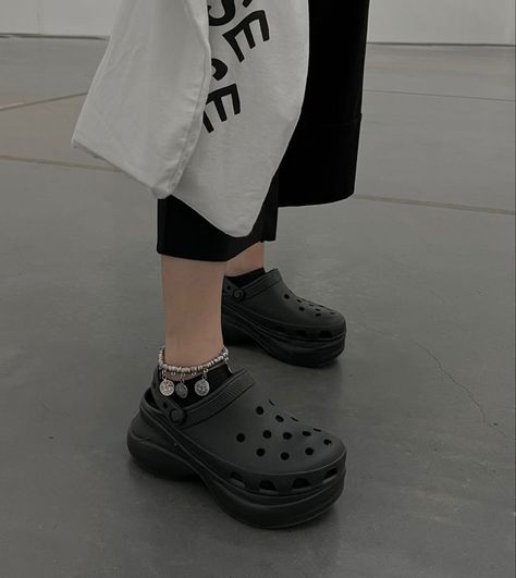 Bae Clog Crocs Outfit, Crocs Bae Clogs Outfits, Crocs Bae Clogs, Crocs Platforms Outfit, Bae Clogs, Bae Crocs, Crocs Bae, Bae Clog, Crocs Aesthetic