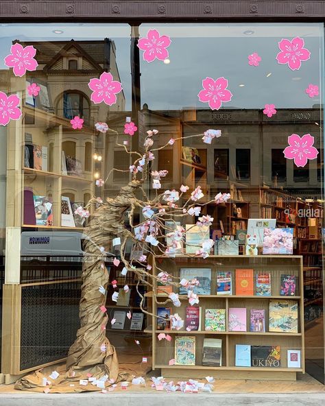 Becky Tyre on Instagram: “Stay display inspired! How about this “paper” tree in a Washington DC bookshop store window? Repost from @kramerbooks - Kramerblossoms!🌸🌸🌸🌸” Bookshop Display Ideas, Bookstore Window Displays, Shop Window Displays Ideas, Library Window Displays, Bookstore Window, Shop Cafe Design, Easter Window Display, Library Window, Autumn Window Display