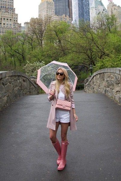 4.16 pink // rain (ASOS skater trench in blush + J Crew deck-striped t-shirt in undyed shell pink + Madewell 'adirondack' cotton short overalls + Hunter rain boots in rhodonite pink + Chanel bag + Hunter bubble umbrella) Rainy Outfit Ideas, Rainboots Outfit, Rain Boot Outfit, Rainy Day Outfit For Work, Pink Rain Boots, Pink Rain, Blair Eadie, Rainy Day Fashion, Hunter Outfit