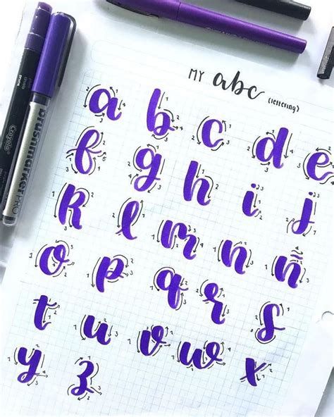 Mayúsculas En 2020 | Letras Del Alfabeto Para Impresión Brush Pen Alphabet, Bullet Journal Font, Lettering Guide, Journal Fonts, Alfabet Letters, Seni Dan Kraf, Hand Lettering Art, Hand Lettering Alphabet, Bullet Journal Aesthetic