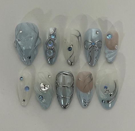 Gel Nails With Charms, Xhs Nails, Hatsune Miku Nails, Newjeans Nails, Cybercore Nails, New Jeans Nails, Acubi Nails, Jjk Nails, Fake Nails Designs