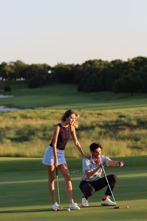 Girls Golf Aesthetic, Golf Fashion Photography, Golf Couple Goals, Golf Asethic, Golf Couple Aesthetic, Golfing Photoshoot, Golf Picture Ideas, Golf Engagement Photos, Golf Girl Aesthetic