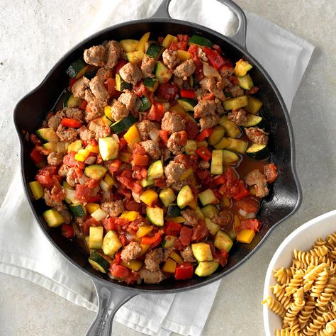 Italian Sausage Veggie Skillet Healthy Sausage Recipes, Dinner Italian, Veggie Skillet, Sausage Sandwiches, Iron Skillet Recipes, Skillet Recipes, Cast Iron Skillet Recipes, Sweet Peppers, Skillet Dinners