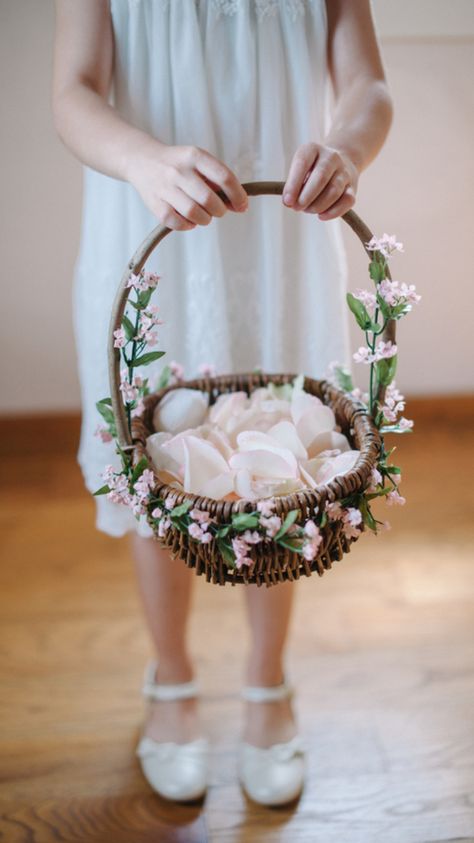 Pretty basket Diy Flower Girl Basket, Flower Girl Bouquet, Wedding Entrance Decor, Wedding Flower Girl Basket, Simple Wedding Decorations, Modest Wedding Gowns, Flower Girl Baskets, Diy Wedding Flowers, Flower Girl Basket