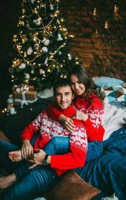 Christmas Photography Couples, Christmas Couple Photos, Couples Photo Ideas, Christmas Couple Pictures, Xmas Couple, Christmas Poses, Christmas Family Photoshoot, Tumblr Couples, Family Christmas Pictures