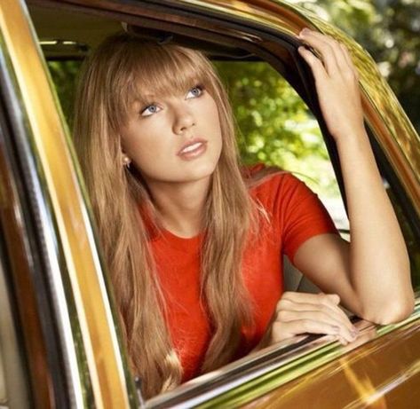 Taylor Swift red album photo shoot, red shirt, bangs, and car Taylor Swift Bangs, Taylor Swift 2012, Taylor Swift Red Album, Red Taylor Swift, Taylor Swift Photoshoot, Red Era, Taylor Swift Web, Swift Photo, Taylor Swift Red