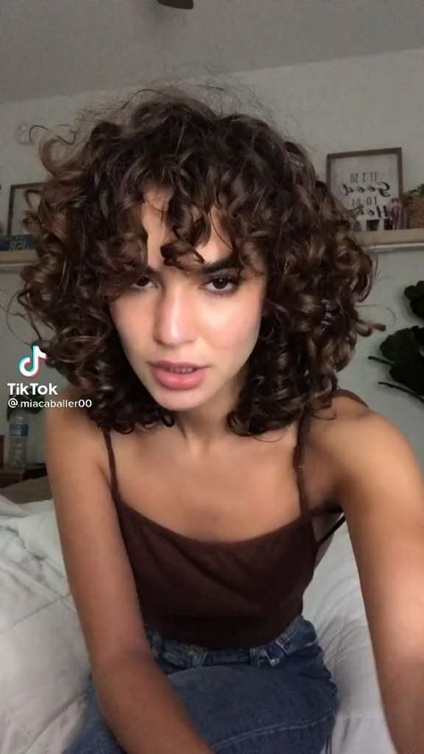 Short Curly Hair With Flowers, Short Haircuts For Thick Curly Hair Layered Bobs, Bob Short Curly Hair, Short Curly Hairstyles 2023, Curly Hair Cuts Medium Length Layers, Short Curly Hair No Bangs, 3a Short Curly Hair, Square Face Curly Hair, Short Curly Hair 2c