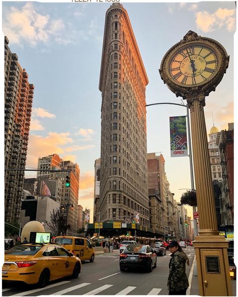 Fotography Ideas, Hardworking Man, Photo New York, Fashion 60s, Flatiron Building, Fashion 80s, 40s Fashion, Fashion Portfolio, August 12