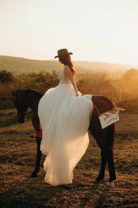 Horse Wedding Photos, Equestrian Wedding, Horse Wedding, Country Theme Wedding, Wedding Painting, Bridal Pictures, Bridal Photoshoot, Country Wedding Dresses, Dream Wedding Ideas Dresses