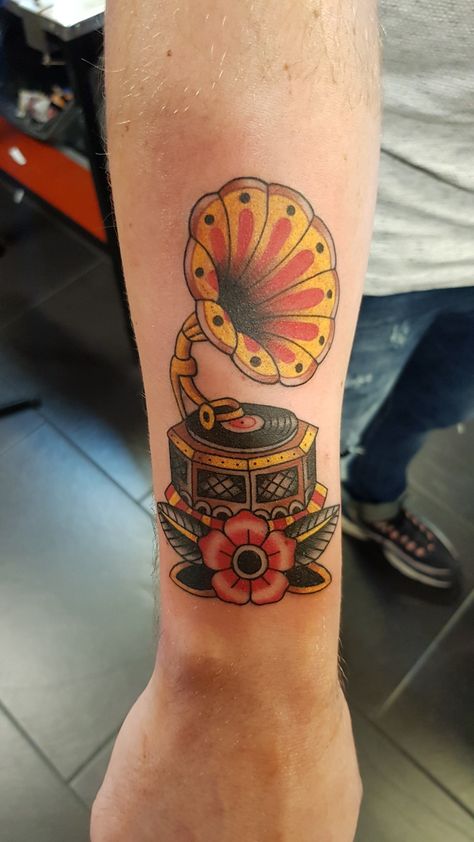 Traditional gramophone tattoo Victrola Tattoo, Music Traditional Tattoo, Record Player Tattoo, Gramophone Tattoo, Vinyl Tattoo, Mandala Flower Tattoos, American Traditional Tattoo Ideas, Tattoo Music, Vintage Tattoo Design