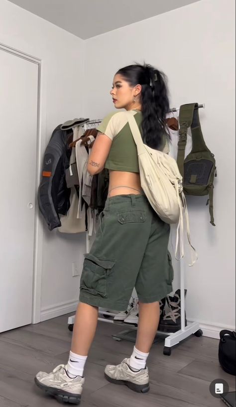 Baggy Cargo Shorts Outfit, Cargo Jorts Outfits Women, Cargo Jorts Outfits, Short Cargo Pants Outfit, Green Cargo Shorts Outfit, Camp Flog Gnaw Outfits, Streetwear Hairstyles, Shorts Styling, Style Cargo Shorts