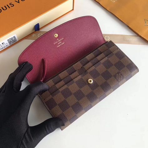 Lv Wallet Women, Dream Purse, Emilie Wallet, Pochette Louis Vuitton, Lux Life, Louis Vuitton Favorite, Louis Vuitton Wallet Zippy, Barbie Stuff, Inside Bag